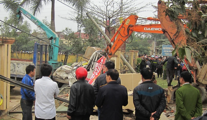 Xe cẩu kéo sập cổng nhà văn hóa, ba người chết thảm ảnh 2